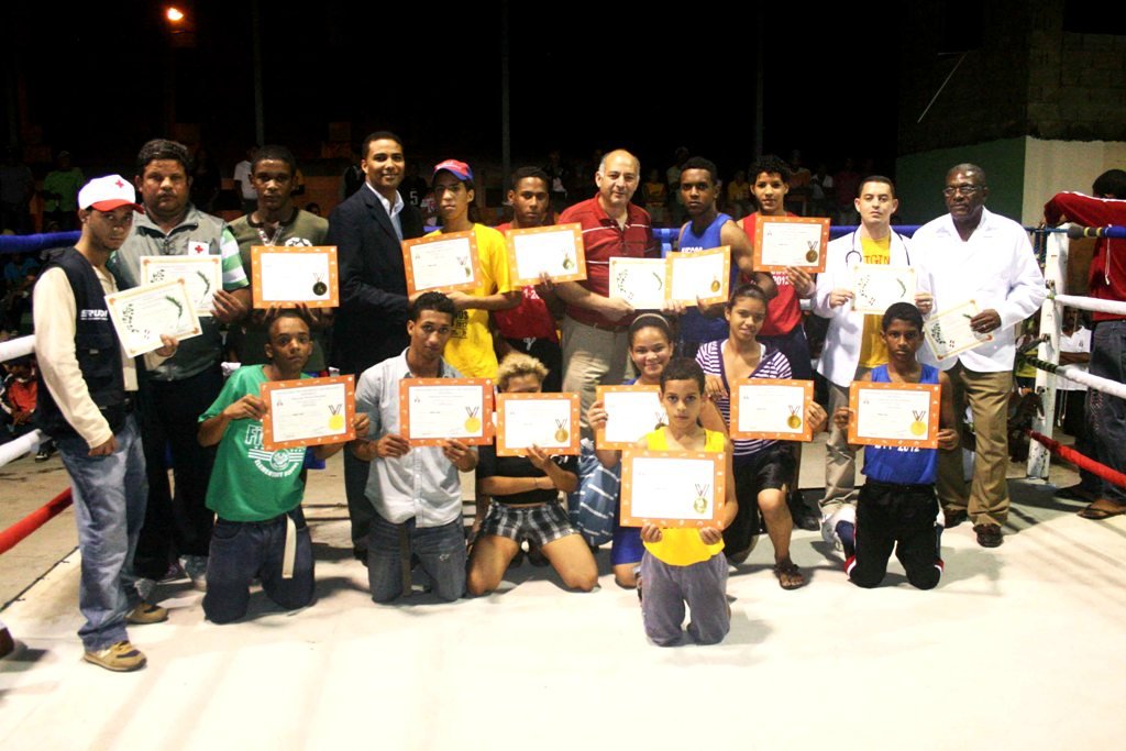 Willie González presidente de UDEPE y Santiago Cabrera Viceministro de Deportes premian a los ganadores en el boxeo